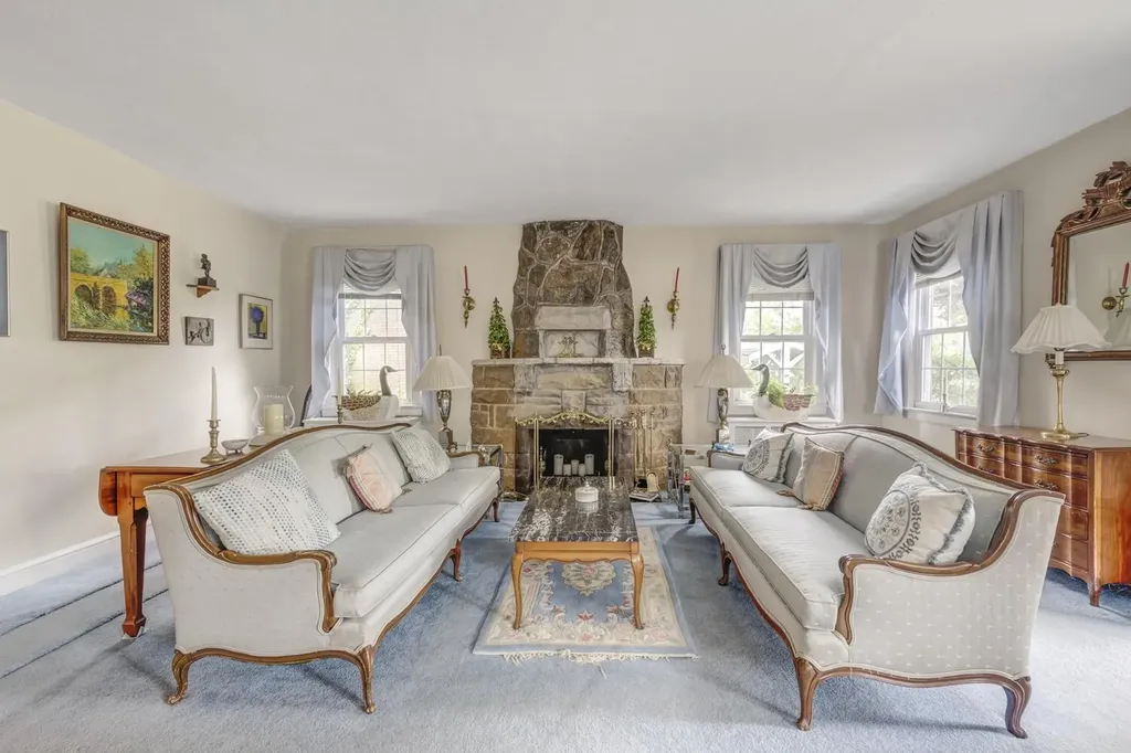 189 Meadowsweet Road Mineola NY 11501