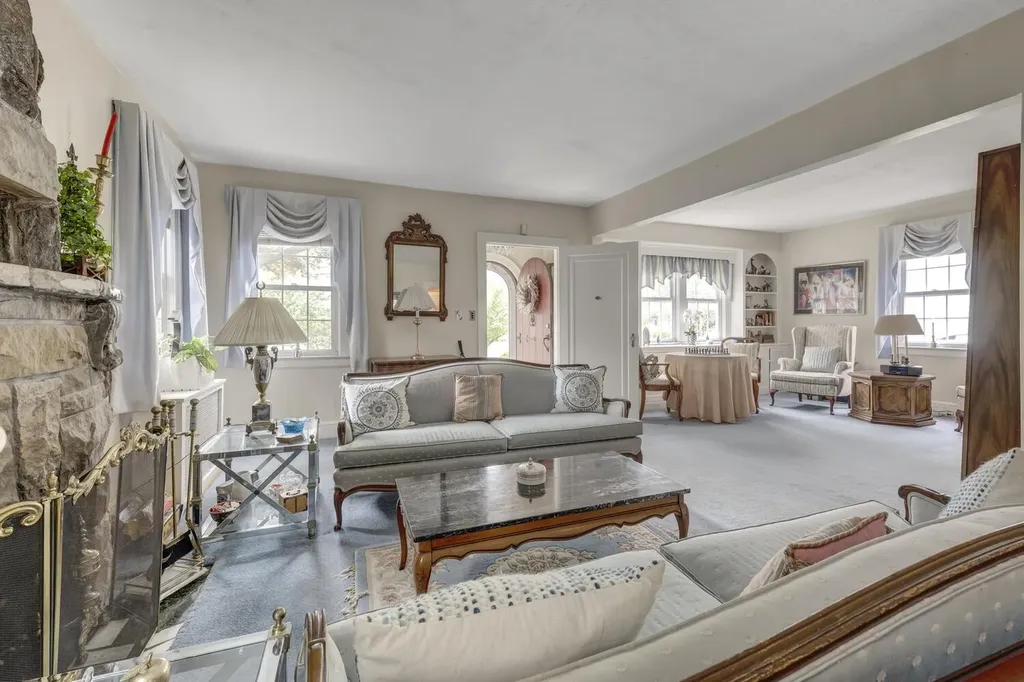 189 Meadowsweet Road Mineola NY 11501