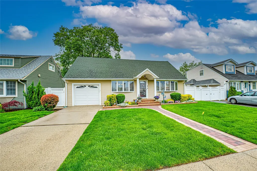 86 Vincent Road Oyster Bay NY 11801