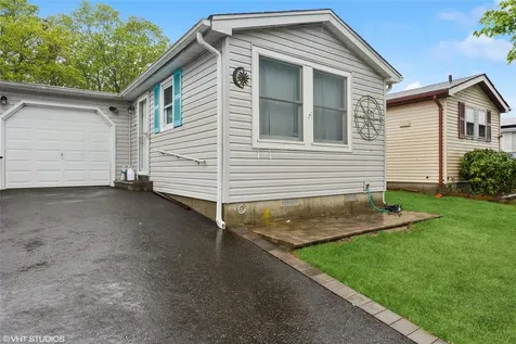 87 Village Circle W Manorville NY 11949
