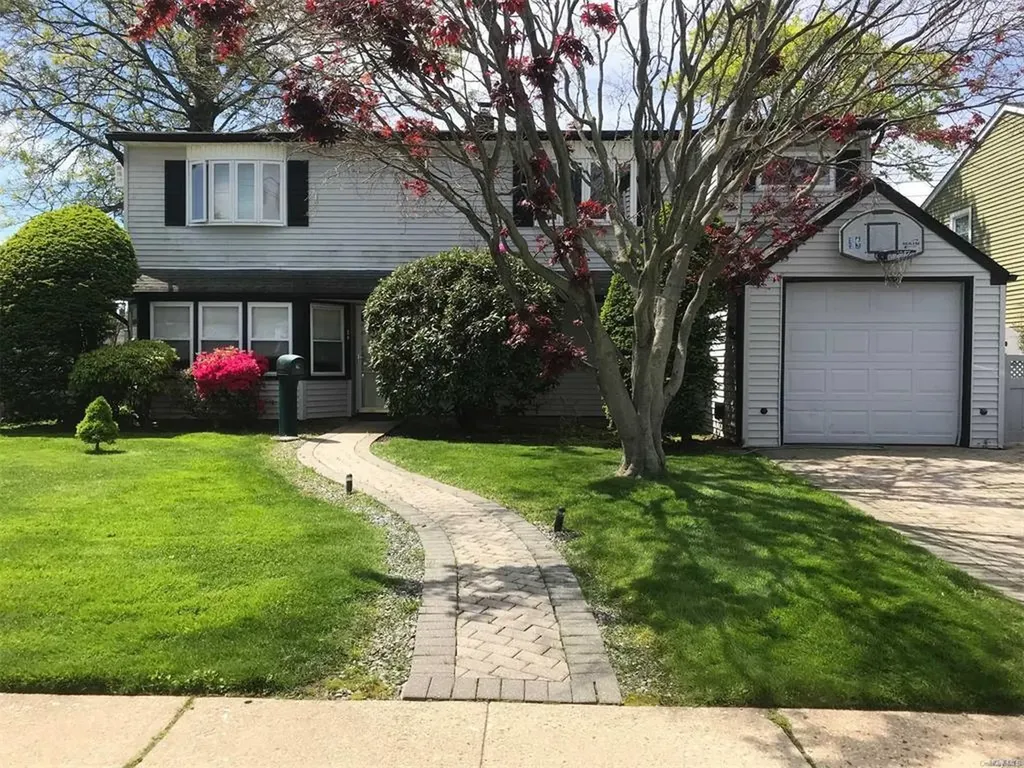 18 Hickory Lane Levittown NY 11756