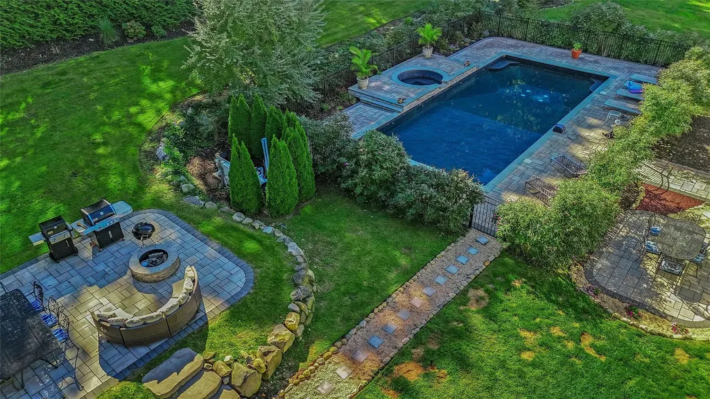 4 Wilton Road Cold Spring Harbor NY 11724