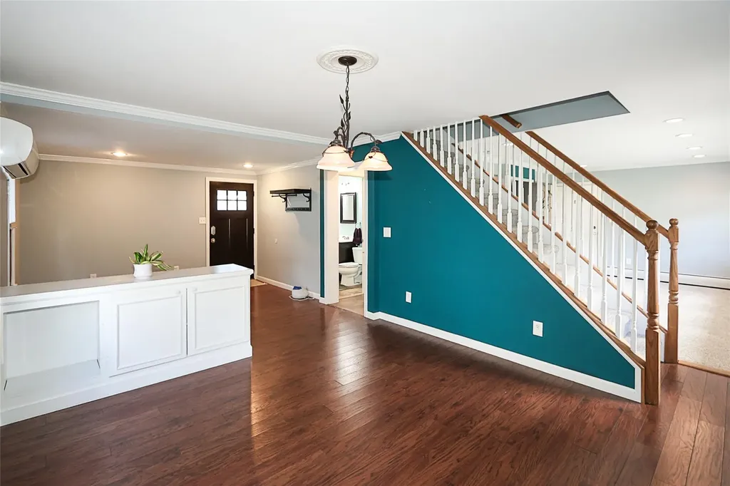 24 Mead Lane Westbury NY 11590