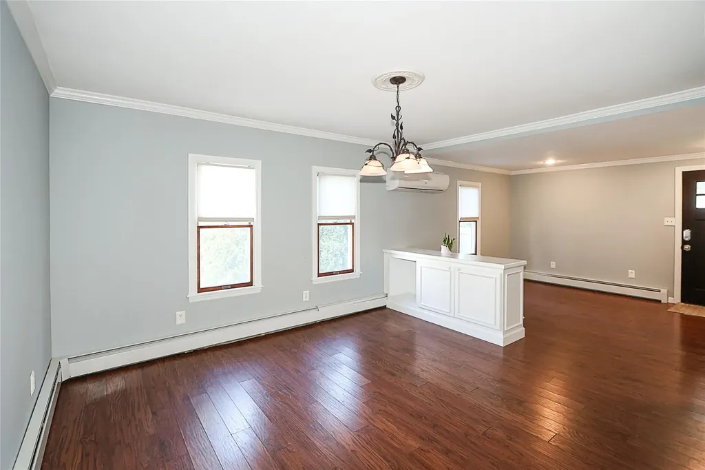 24 Mead Lane Westbury NY 11590