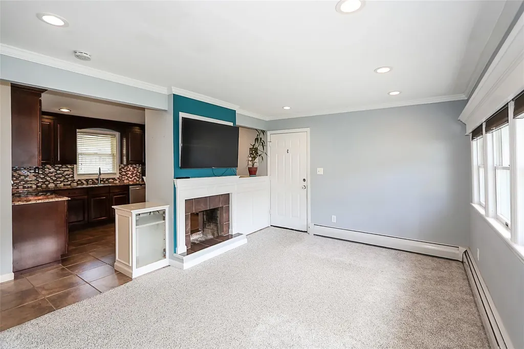 24 Mead Lane Westbury NY 11590