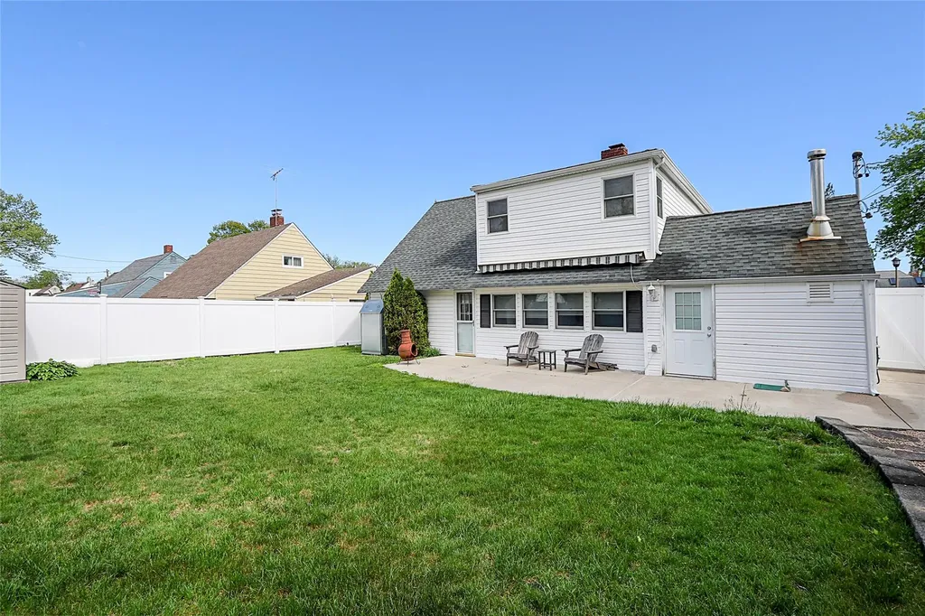 24 Mead Lane Westbury NY 11590