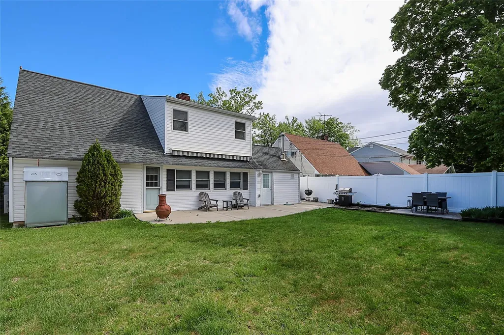 24 Mead Lane Westbury NY 11590
