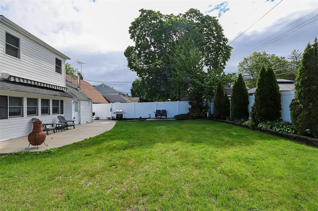 24 Mead Lane Westbury NY 11590