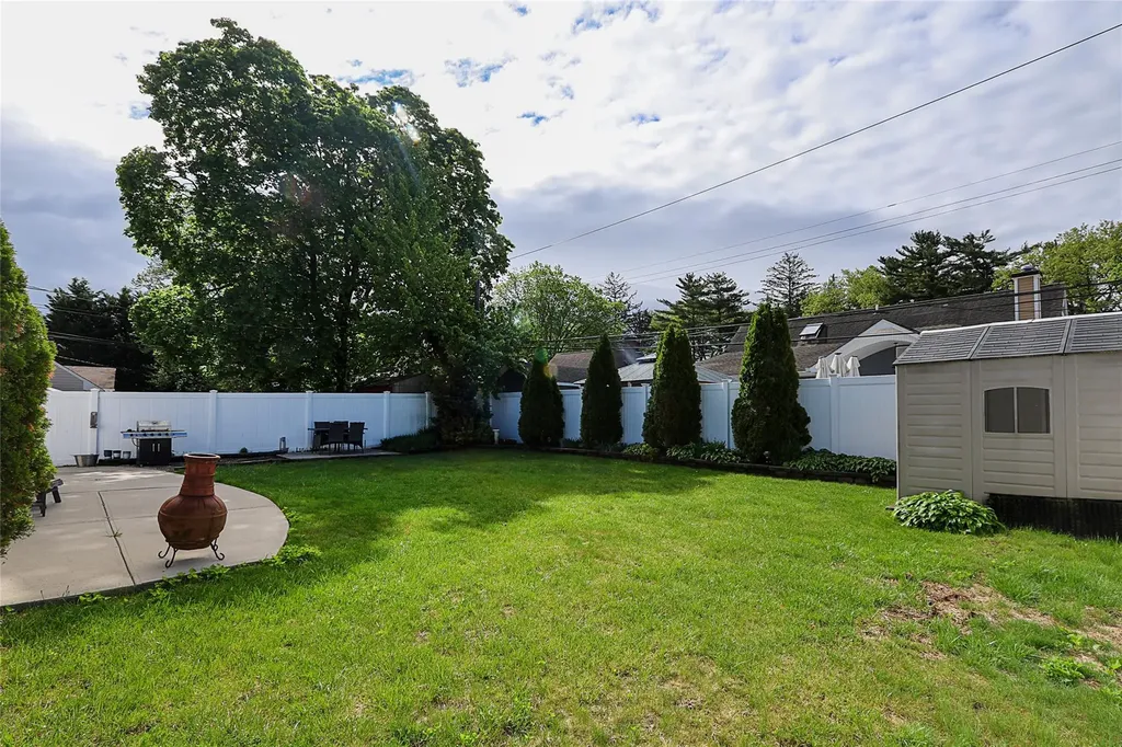 24 Mead Lane Westbury NY 11590