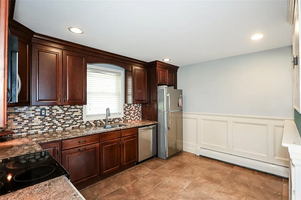 24 Mead Lane Westbury NY 11590