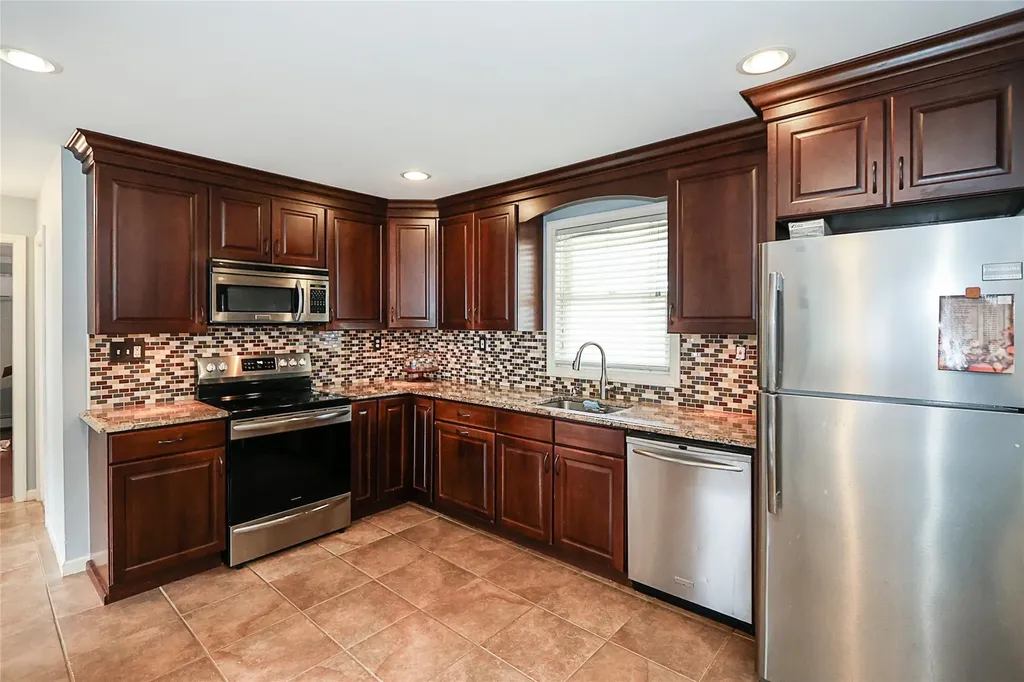24 Mead Lane Westbury NY 11590