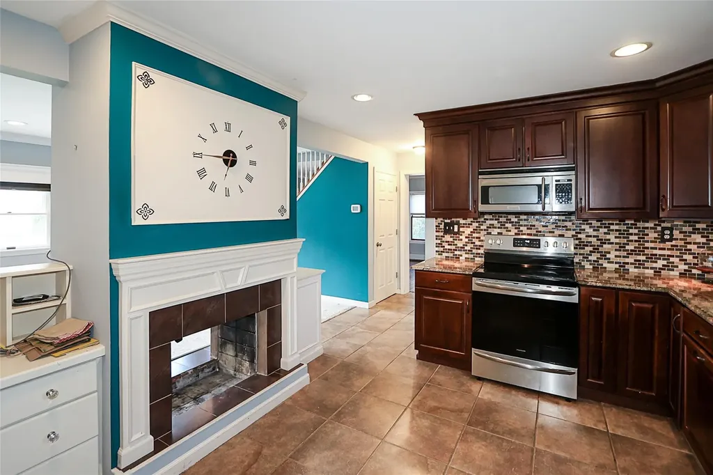 24 Mead Lane Westbury NY 11590