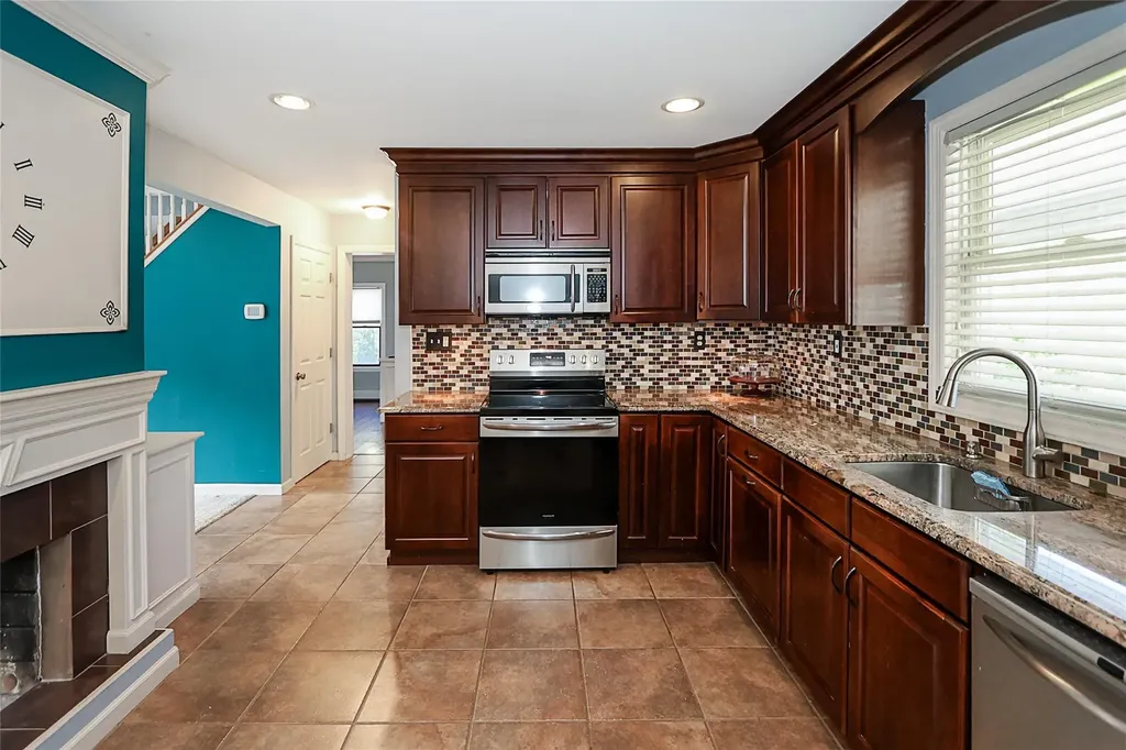 24 Mead Lane Westbury NY 11590