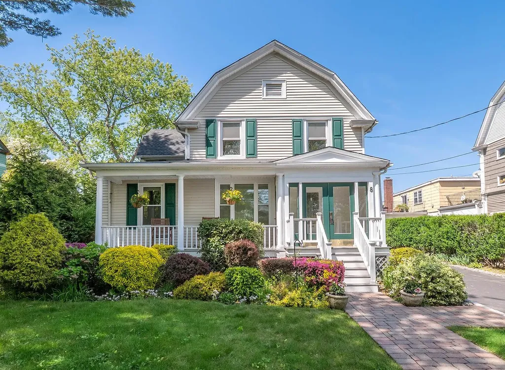 8 Glen Avenue Oyster Bay NY 11579