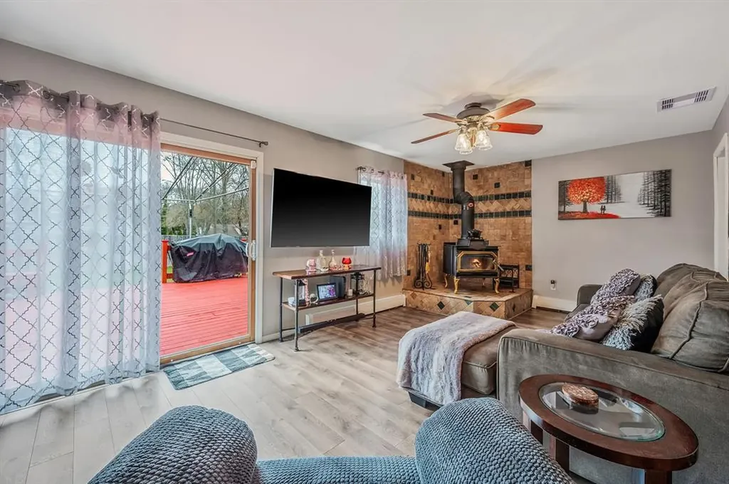 24 Thomas Street Coram NY 11727