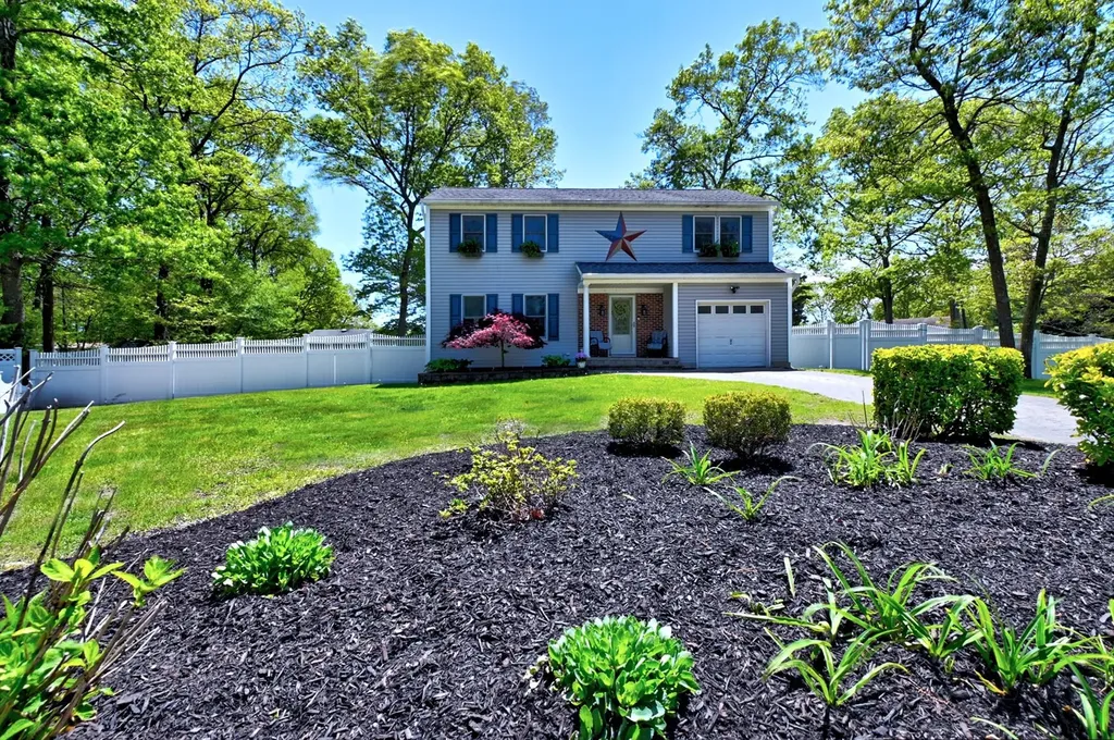 5 Mount Oak Place Ridge NY 11961