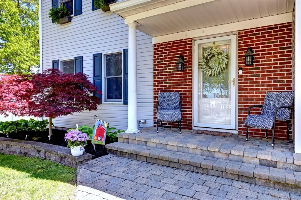 5 Mount Oak Place Ridge NY 11961