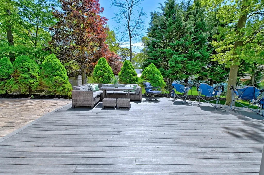 5 Mount Oak Place Ridge NY 11961