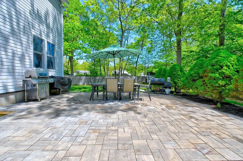 5 Mount Oak Place Ridge NY 11961