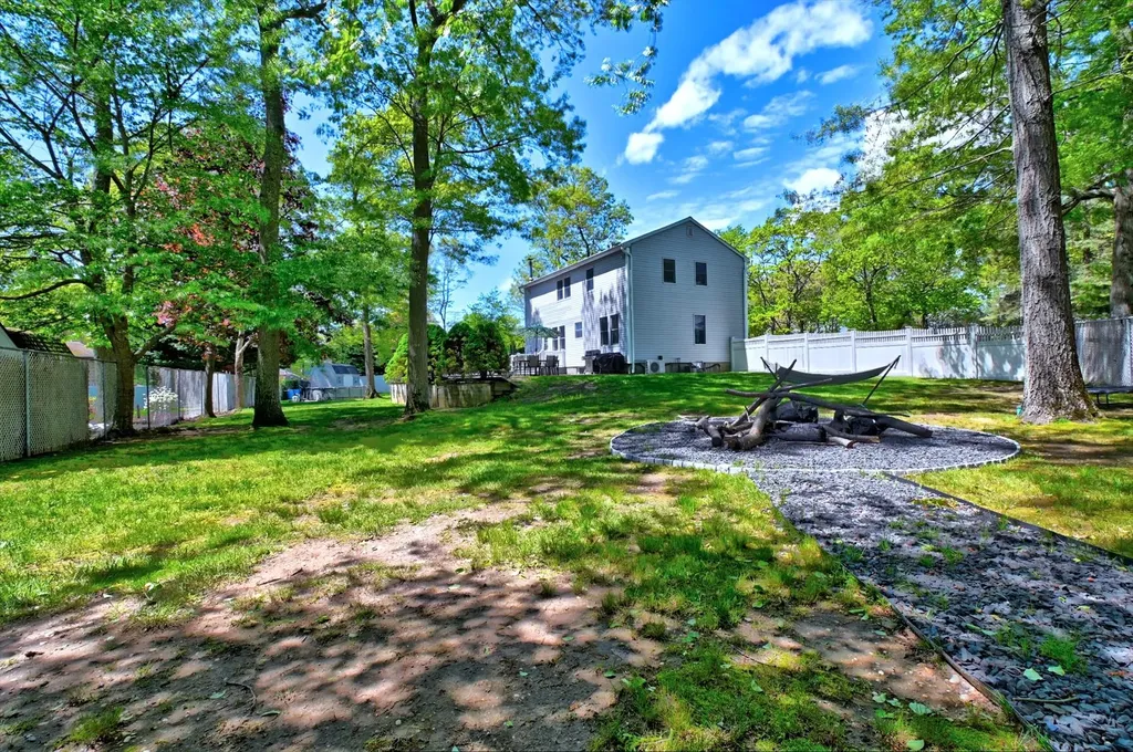 5 Mount Oak Place Ridge NY 11961
