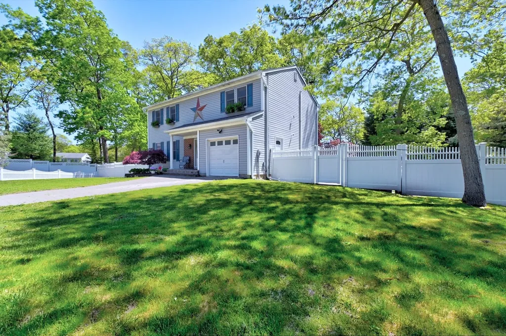 5 Mount Oak Place Ridge NY 11961