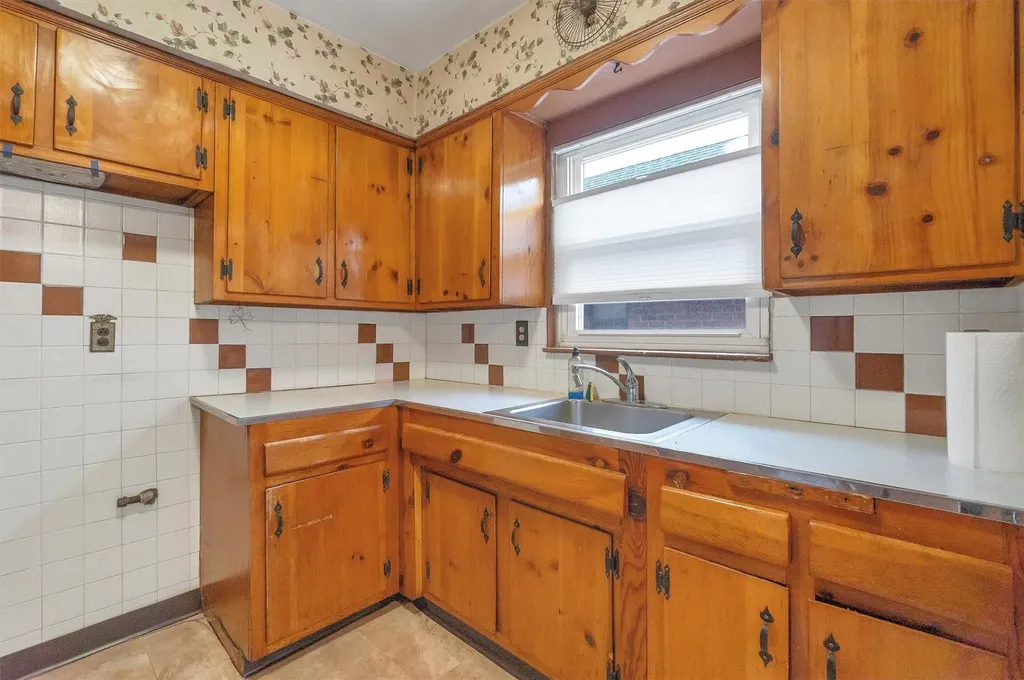 1643 Tomlinson Avenue Bronx NY 10461