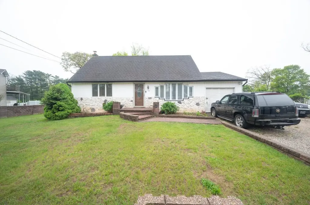 42 Ronald Drive N Babylon NY 11701