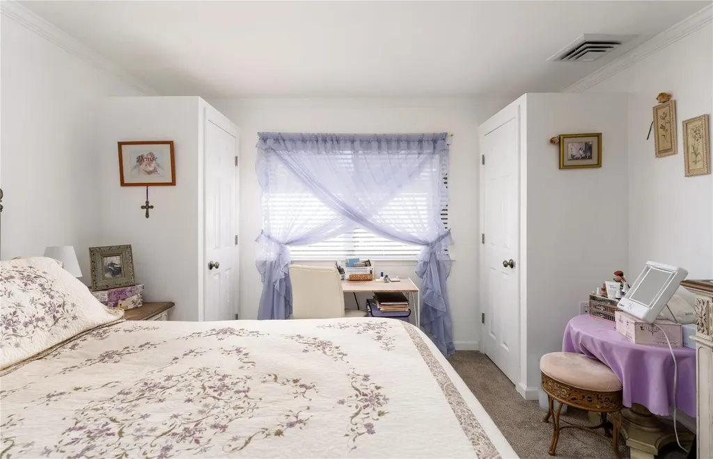 10 Strathmore Gate Drive Stony Brook NY 11790