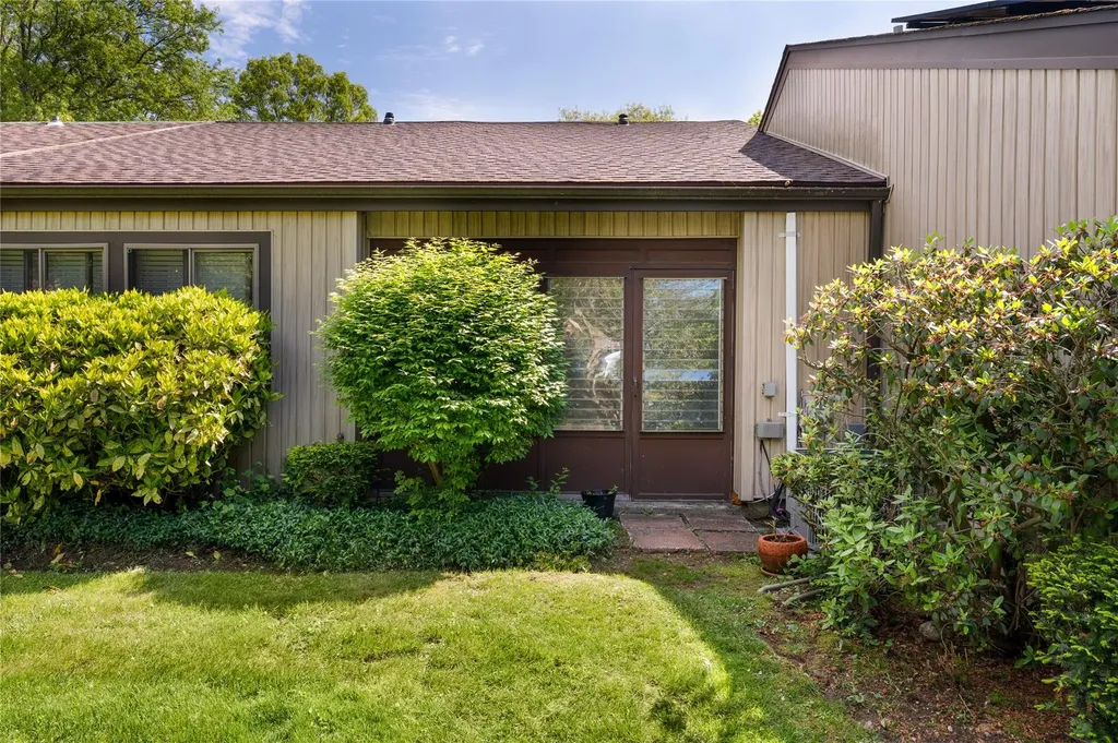 10 Strathmore Gate Drive Stony Brook NY 11790