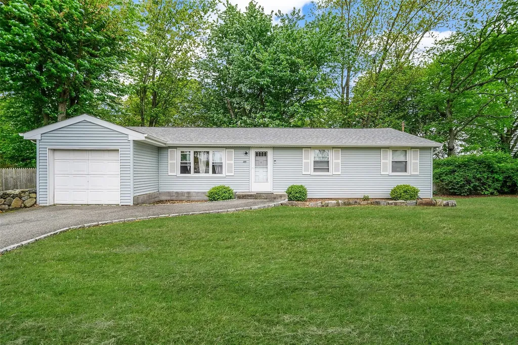 1564 Illinois Avenue Bay Shore NY 11706