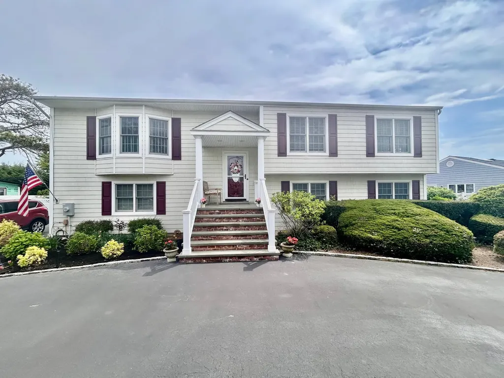 36 Shore Drive W Copiague NY 11726