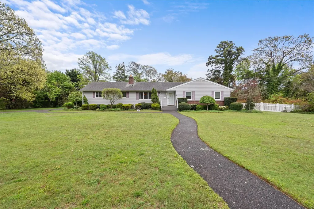 90 Meadow Lane Bayport NY 11705