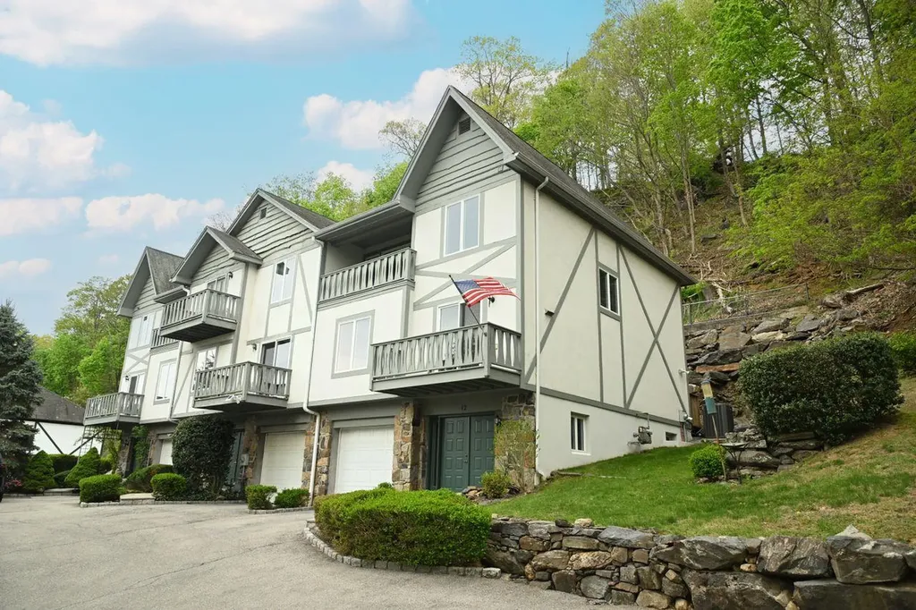 12 Hillcrest Avenue Pleasantville NY 10570