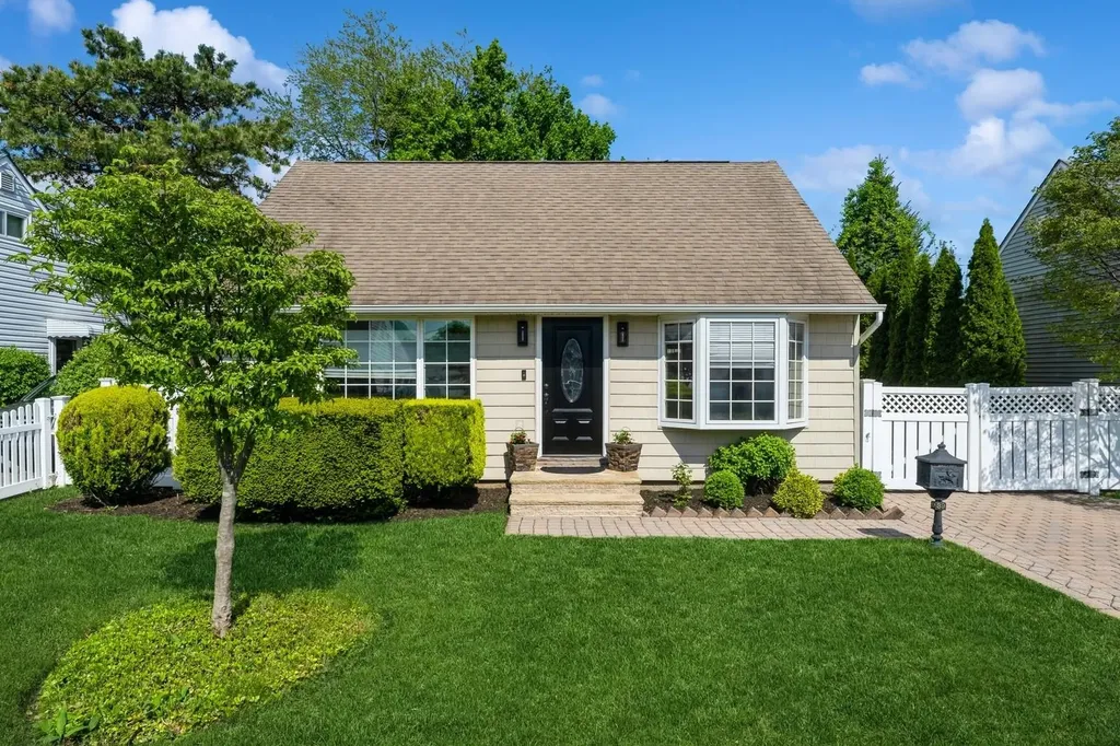 39 Briggs Street Oyster Bay NY 11801