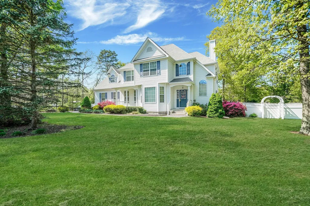 1 Gingham Court Ridge NY 11961