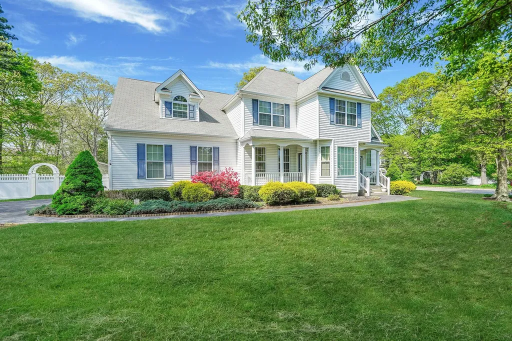 1 Gingham Court Ridge NY 11961