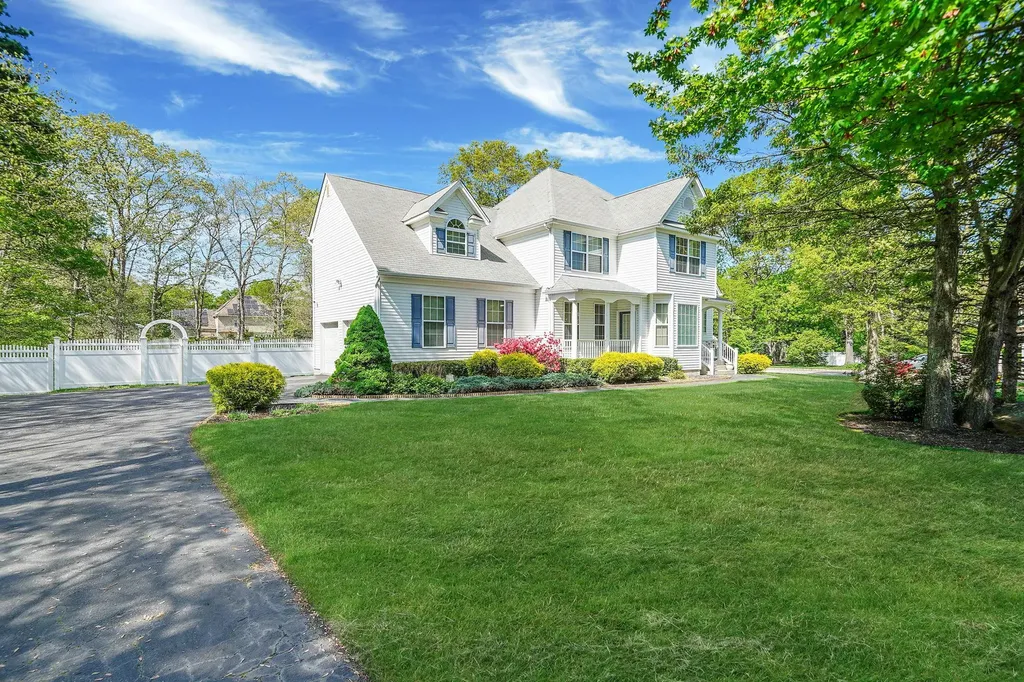 1 Gingham Court Ridge NY 11961