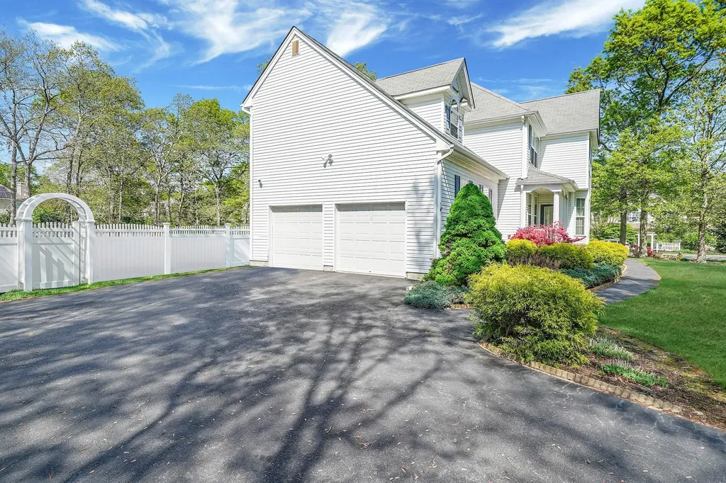 1 Gingham Court Ridge NY 11961