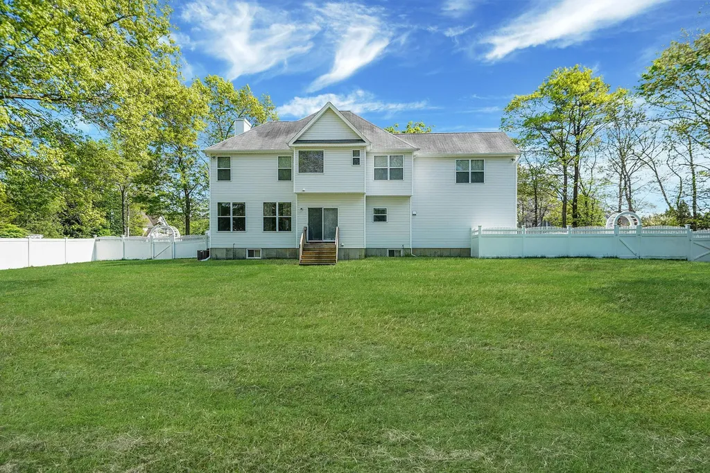 1 Gingham Court Ridge NY 11961