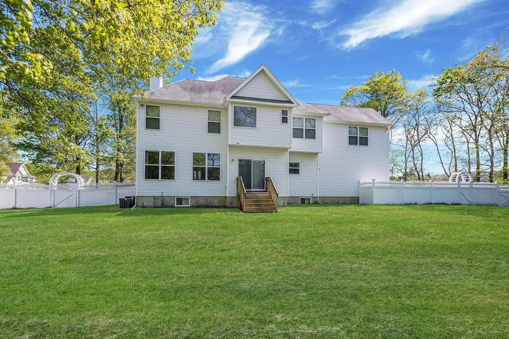 1 Gingham Court Ridge NY 11961