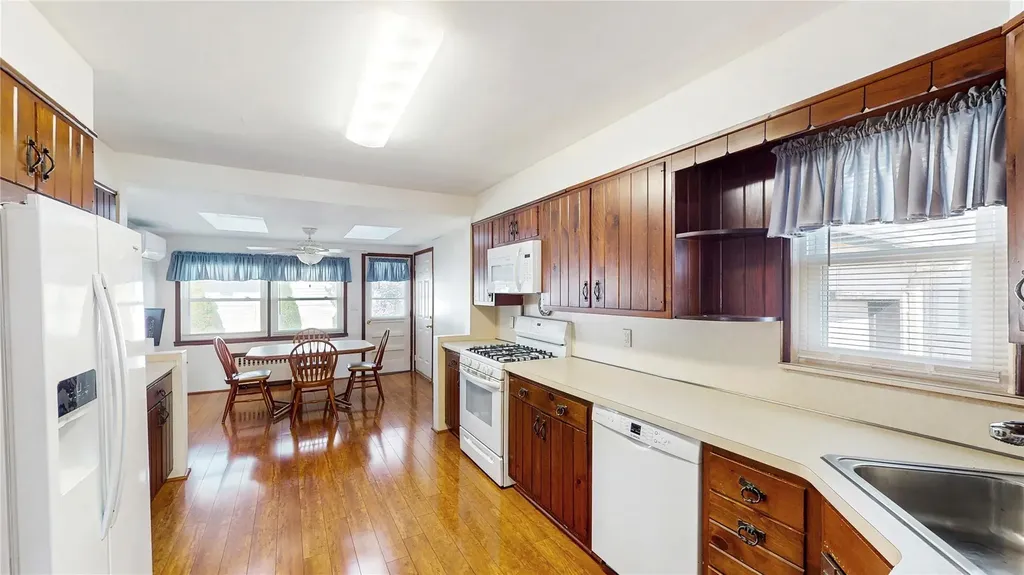 3294 4th Street Oceanside NY 11572