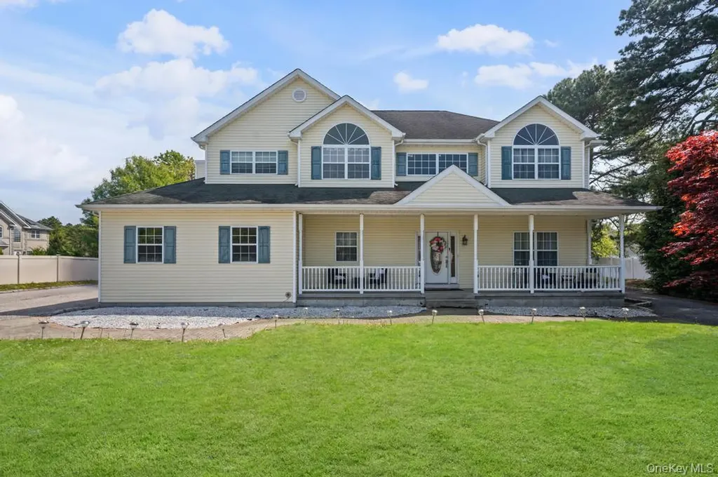 4 Taylor Lane Medford NY 11763