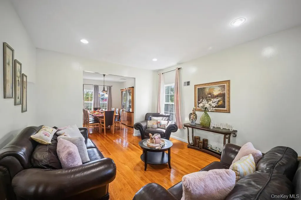 4 Taylor Lane Medford NY 11763