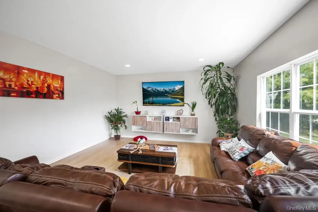 4 Taylor Lane Medford NY 11763