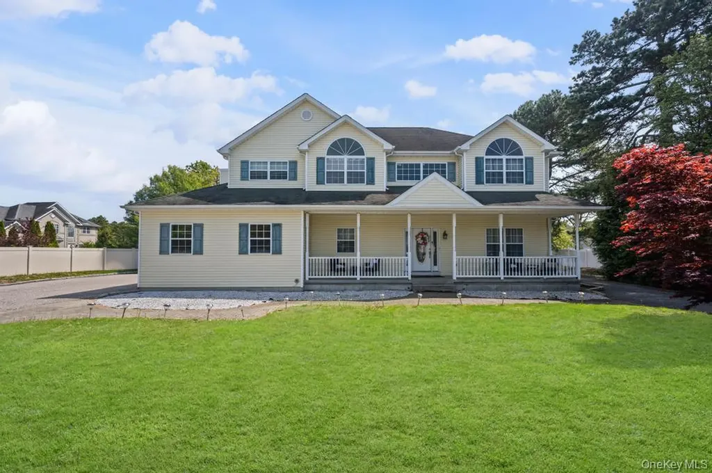 4 Taylor Lane Medford NY 11763