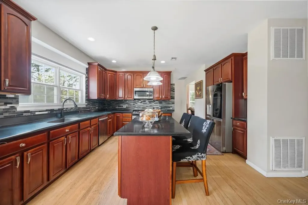 4 Taylor Lane Medford NY 11763