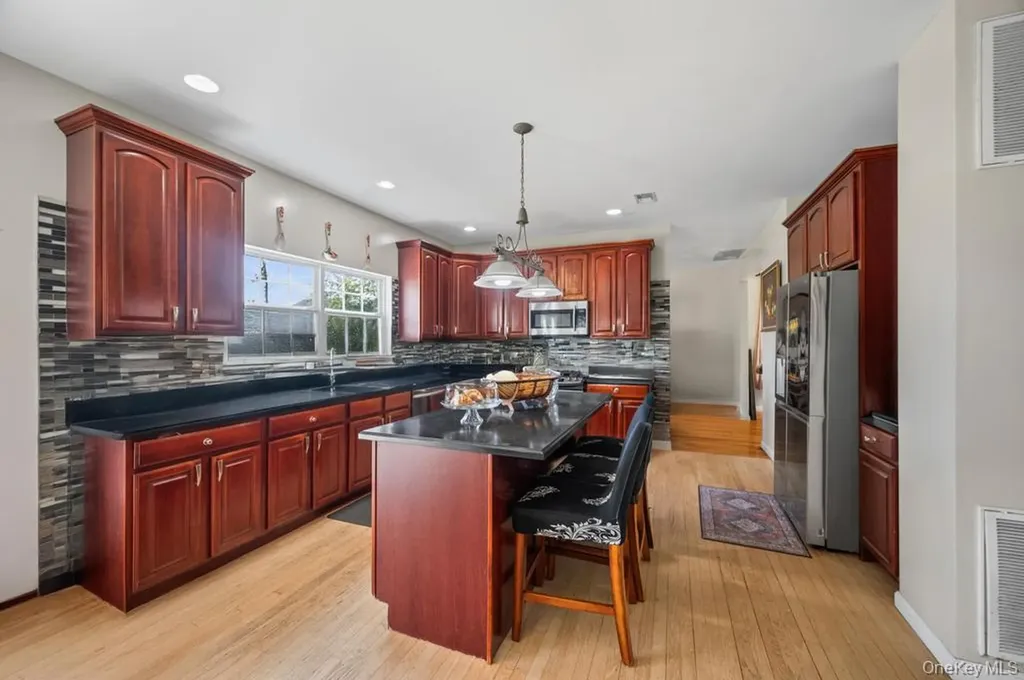 4 Taylor Lane Medford NY 11763