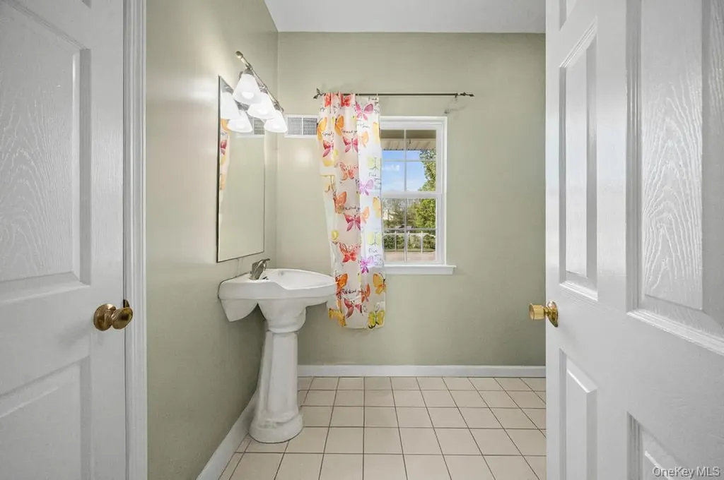 4 Taylor Lane Medford NY 11763