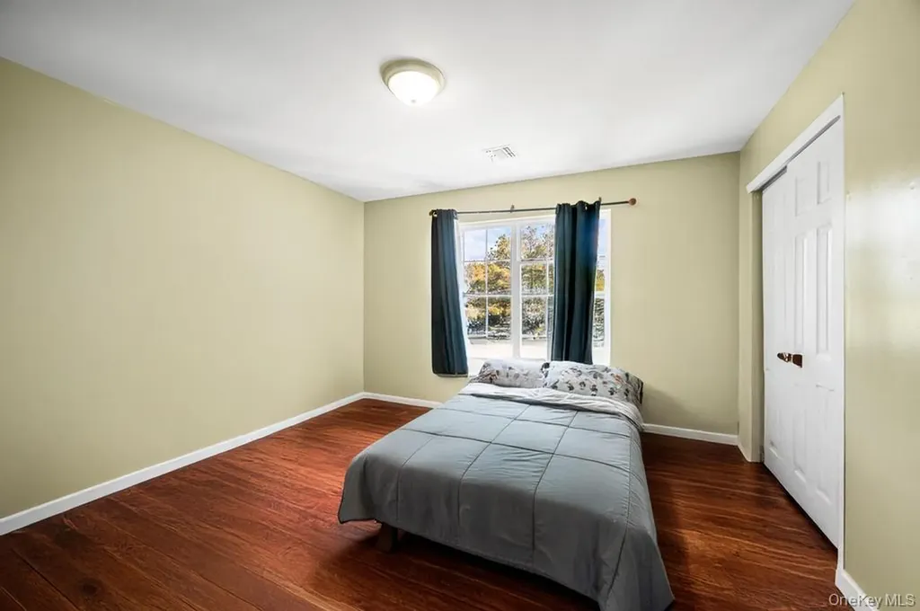 4 Taylor Lane Medford NY 11763