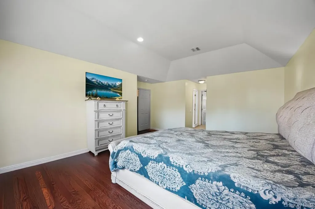 4 Taylor Lane Medford NY 11763